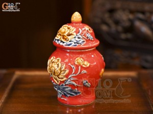 Chóe thờ men màu đắp nổi Sen Cát Tường nền đỏ, cao 18cm