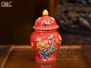 Chóe thờ men màu đắp nổi Sen Cát Tường nền đỏ, cao 18cm