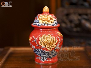 Chóe thờ men màu đắp nổi Sen Cát Tường nền đỏ, cao 22cm