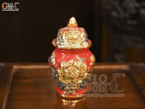 Chóe thờ men màu đắp nổi Sen Cát Tường nền đỏ vẽ vàng 24k, cao 12cm