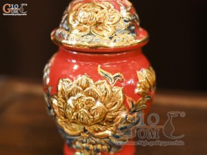 Chóe thờ men màu đắp nổi Sen Cát Tường nền đỏ vẽ vàng 24k, cao 12cm