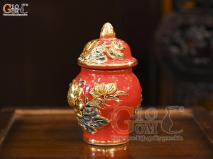 Chóe thờ men màu đắp nổi Sen Cát Tường nền đỏ vẽ vàng 24k, cao 12cm