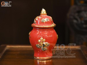 Chóe thờ men màu đắp nổi Sen Cát Tường nền đỏ vẽ vàng 24k, cao 12cm
