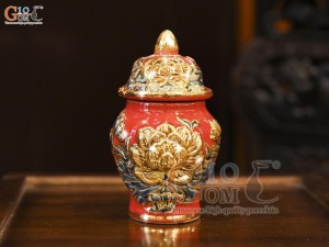 Chóe thờ men màu đắp nổi Sen Cát Tường nền đỏ vẽ vàng 24k, cao 12cm