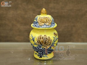 Chóe thờ men màu đắp nổi Sen Cát Tường nền vàng, cao 16cm