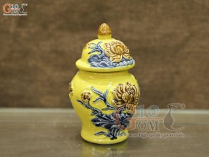 Chóe thờ men màu đắp nổi Sen Cát Tường nền vàng, cao 16cm