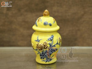 Chóe thờ men màu đắp nổi Sen Cát Tường nền vàng, cao 16cm