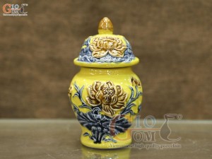 Chóe thờ men màu đắp nổi Sen Cát Tường nền vàng, cao 16cm