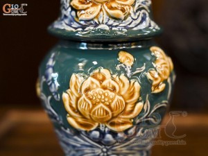 Chóe thờ men màu đắp nổi Sen Cát Tường nền xanh lục bảo, cao 22cm