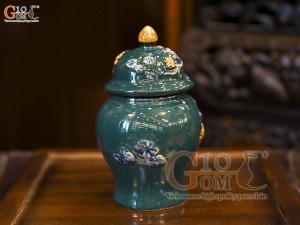 Chóe thờ men màu đắp nổi Sen Cát Tường nền xanh lục bảo, cao 22cm