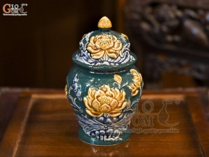 Chóe thờ men màu đắp nổi Sen Cát Tường nền xanh lục bảo, cao 22cm