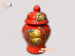 Chóe thờ men màu đỏ đắp đào, cao 13cm