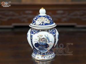 Chóe thờ men trắng họa tiết Tứ Cảnh Tài Lộc vẽ vàng 24k, cao 19cm