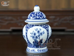 Chóe thờ men trắng họa tiết Tứ Cảnh Tài Lộc, cao 17cm