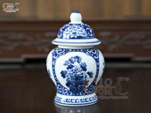 Chóe thờ men trắng họa tiết Tứ Cảnh Tài Lộc, cao 17cm