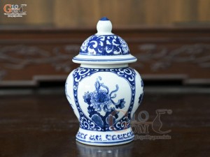 Chóe thờ men trắng họa tiết Tứ Cảnh Tài Lộc, cao 17cm