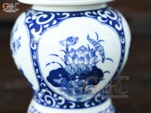 Chóe thờ men trắng họa tiết Tứ Cảnh Tài Lộc, cao 17cm