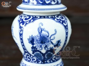 Chóe thờ men trắng họa tiết Tứ Cảnh Tài Lộc, cao 17cm