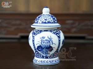 Chóe thờ men trắng họa tiết Tứ Cảnh Tài Lộc, cao 17cm