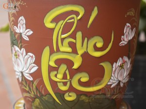 Chum gốm đất đỏ đựng gạo khắc hoa Sen Phúc Lộc, 20kg (nắp thấp)