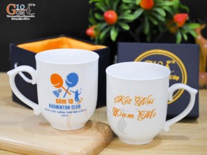 Cốc chóp lửa men trắng in logo Badminton Gốm 10 2023