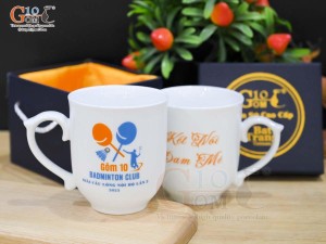 Cốc chóp lửa men trắng in logo Badminton Gốm 10 2023