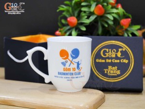 Cốc chóp lửa men trắng in logo Badminton Gốm 10 2023