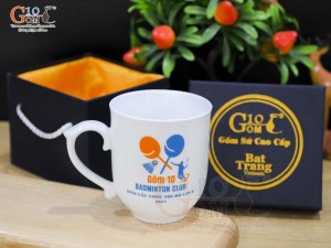 Cốc chóp lửa men trắng in logo Badminton Gốm 10 2023