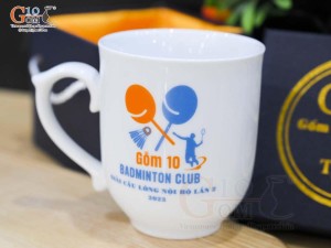 Cốc chóp lửa men trắng in logo Badminton Gốm 10 2023