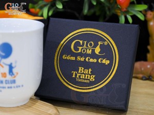 Cốc chóp lửa men trắng in logo Badminton Gốm 10 2023