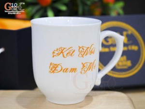 Cốc chóp lửa men trắng in logo Badminton Gốm 10 2023