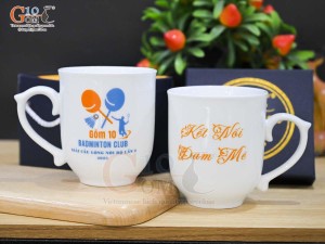 Cốc chóp lửa men trắng in logo Badminton Gốm 10 2023