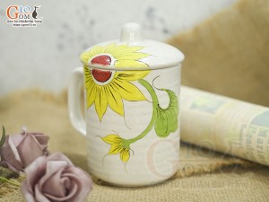 Cốc gốm có nắp men kem vẽ hoa hướng dương, 350ml