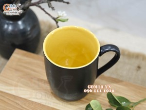Cốc sứ có quai dáng bầu màu đen lòng vàng, 8cm