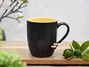 Cốc sứ có quai dáng bầu màu đen lòng vàng, 8cm