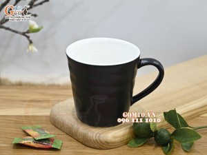 Cốc sứ có quai dáng nhật màu đen lòng trắng, 8,5cm