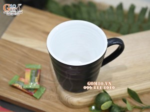 Cốc sứ có quai dáng nhật màu đen lòng trắng, 8,5cm