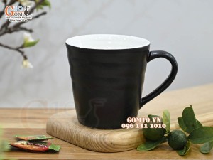 Cốc sứ có quai dáng nhật màu đen lòng trắng, 8,5cm