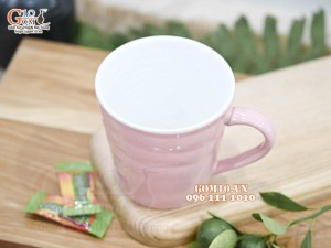 Cốc sứ có quai dáng nhật màu hồng lòng trắng, 8,5cm