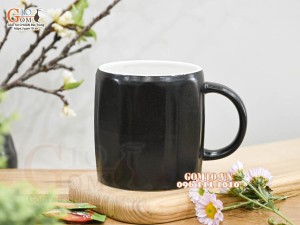 Cốc sứ dáng lục giác quai tròn màu đen lòng trắng, 8,5cm