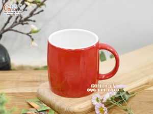 Cốc sứ dáng lục giác quai tròn màu đỏ lòng trắng, 8,5cm