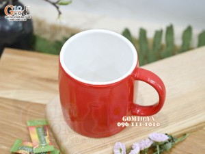 Cốc sứ dáng lục giác quai tròn màu đỏ lòng trắng, 8,5cm