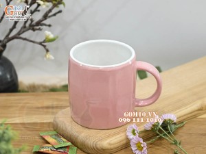Cốc sứ dáng lục giác quai tròn màu hồng lòng trắng, 8,5cm