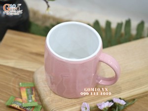 Cốc sứ dáng lục giác quai tròn màu hồng lòng trắng, 8,5cm