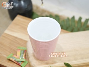 Cốc sứ dáng nhọn màu hồng lòng trắng, 8cm