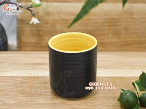 Cốc sứ dáng trụ màu đen lòng màu vàng, 7cm