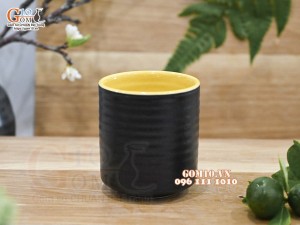 Cốc sứ dáng trụ màu đen lòng màu vàng, 7cm