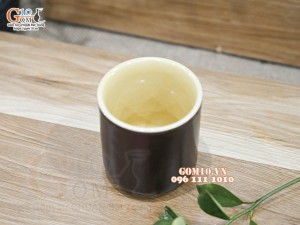 Cốc sứ dáng trụ màu đen lòng màu vàng chanh, 7cm