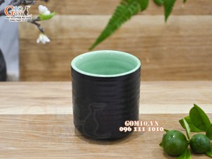 Cốc sứ dáng trụ màu đen lòng màu xanh lá, 7cm