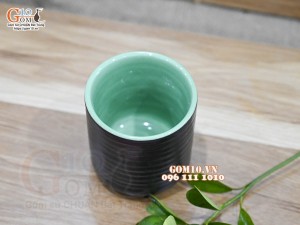 Cốc sứ dáng trụ màu đen lòng màu xanh lá, 7cm